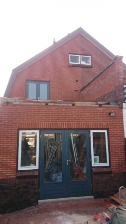 links is gezandstraald en rechts niet